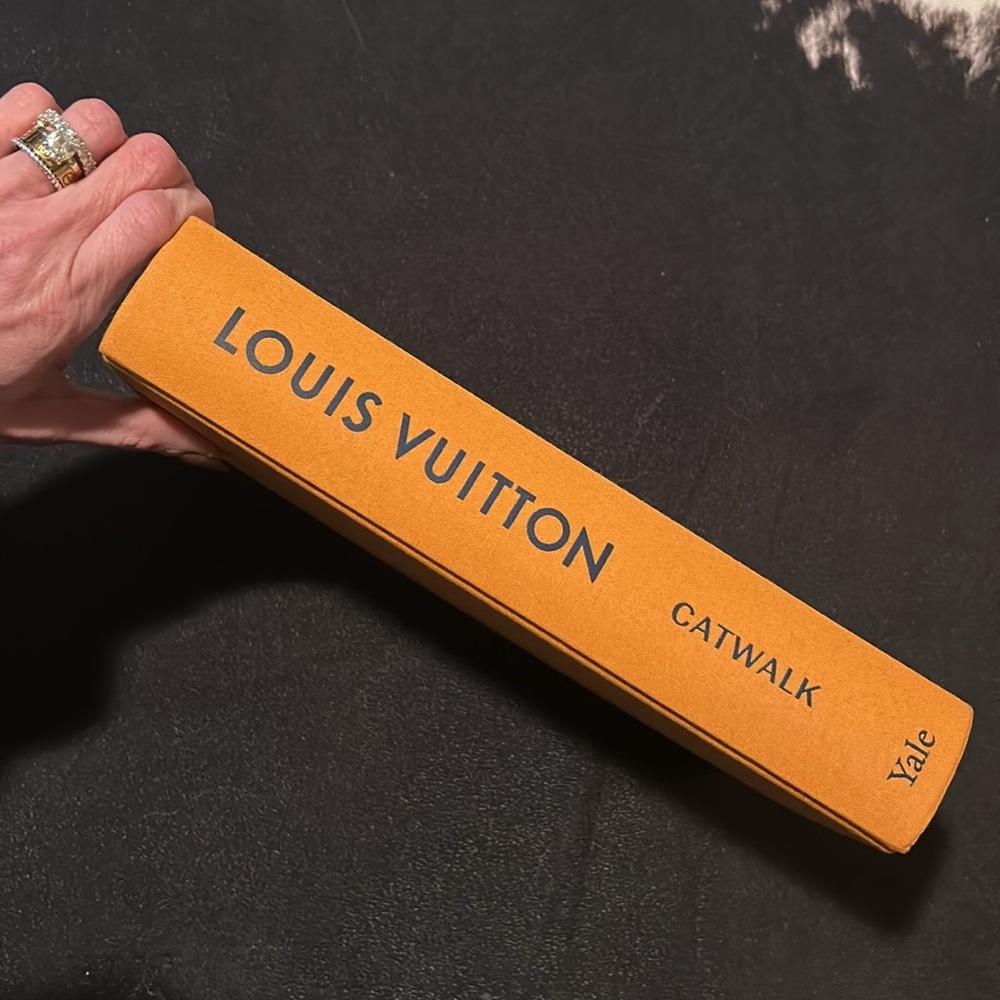🧡Louis Vuitton•Catwalk•Coffee Table Book🧡 - Picture 3 of 11